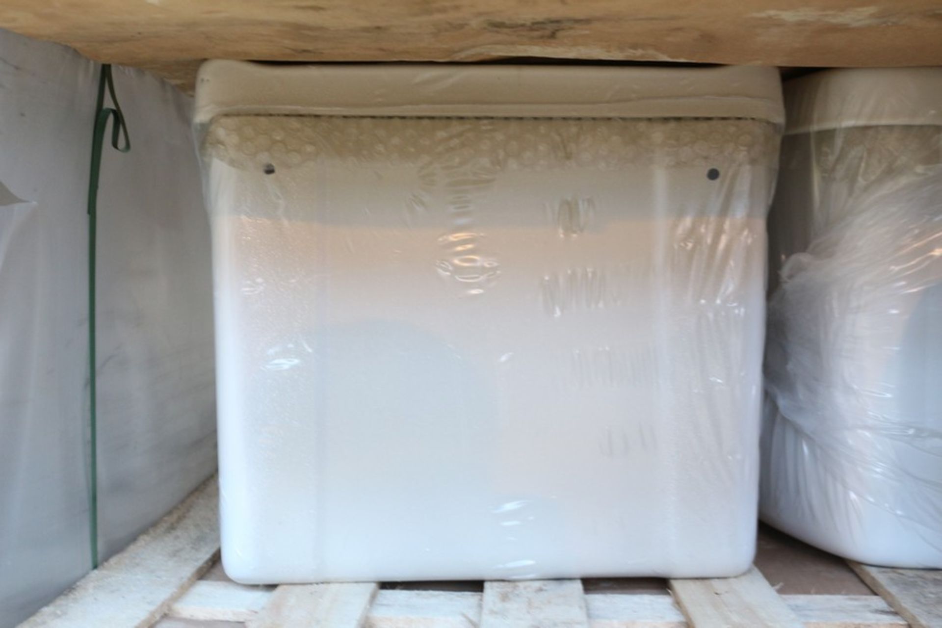 1X LOT TO CONTAIN 2 ASSORTED WHITE CERAMIC CISTERNS COMBINED RRP £55 (DS-K&N) (BAU 716) (04.12.17)