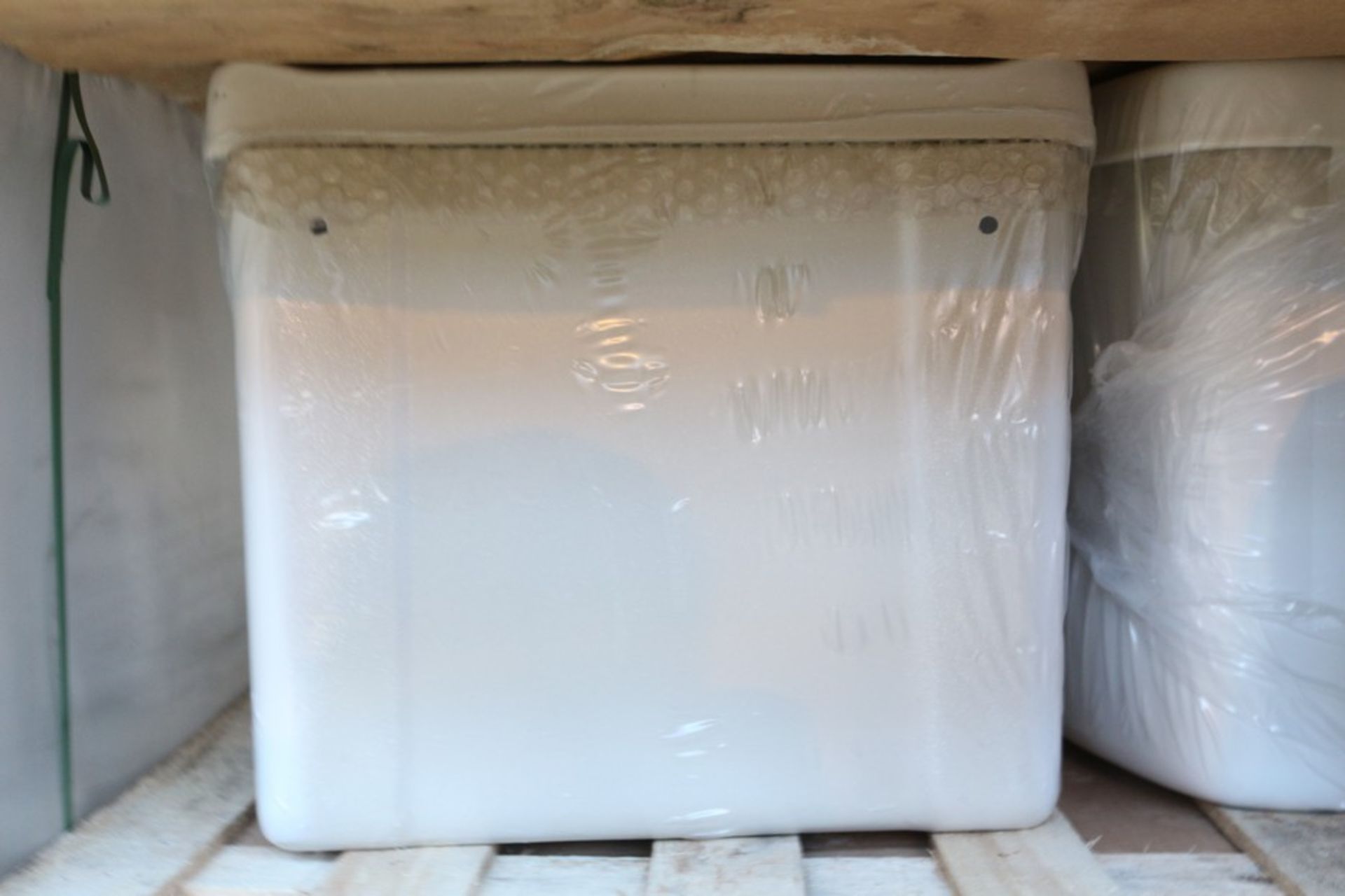 1X LOT TO CONTAIN 2 ASSORTED WHITE CERAMIC CISTERNS COMBINED RRP £55 (DS-K&N) (BAU 716) (04.12.17)