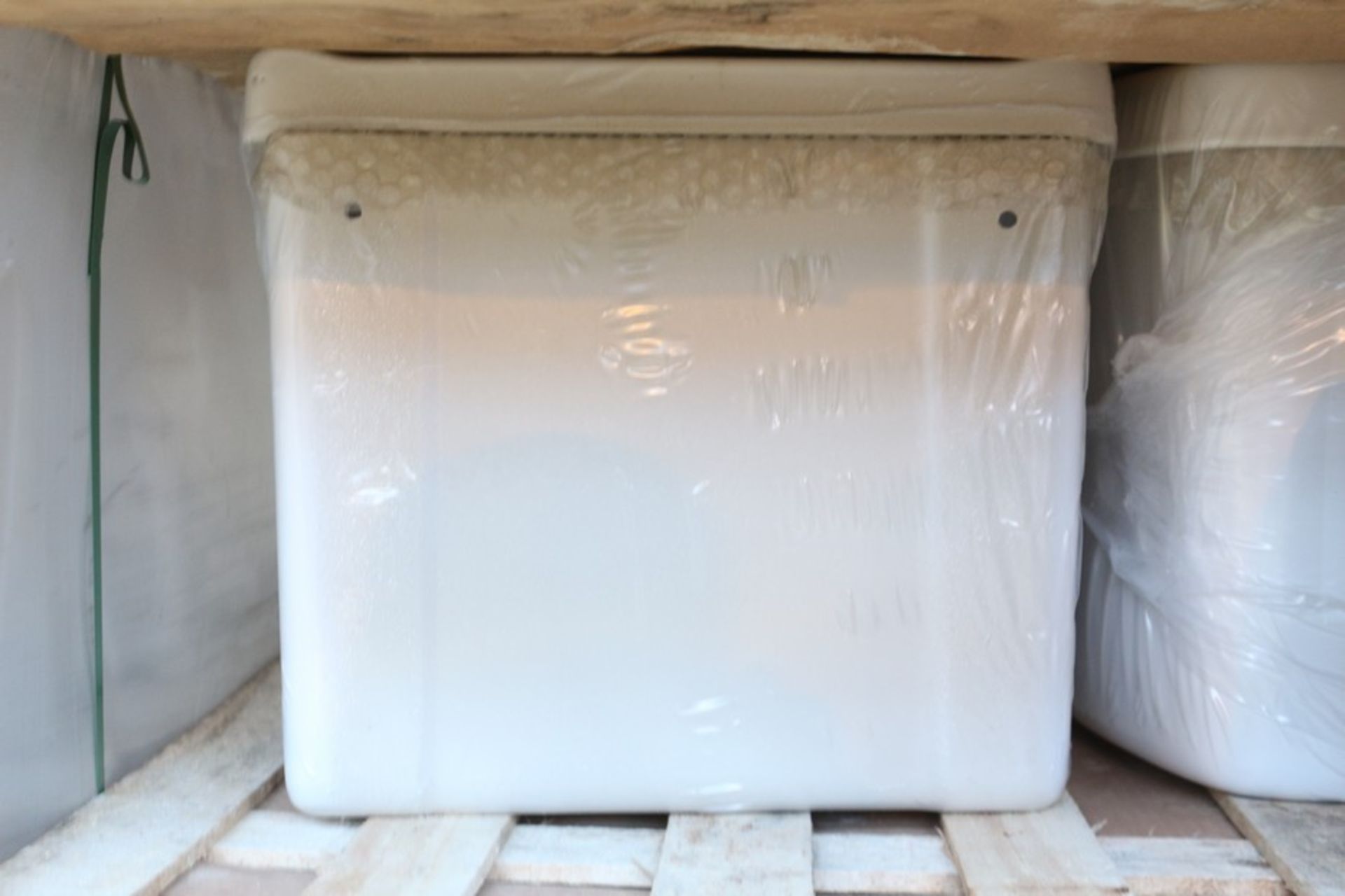 1X LOT TO CONTAIN 2 ASSORTED WHITE CERAMIC CISTERNS COMBINED RRP £55 (DS-K&N) (BAU 716) (04.12.17)