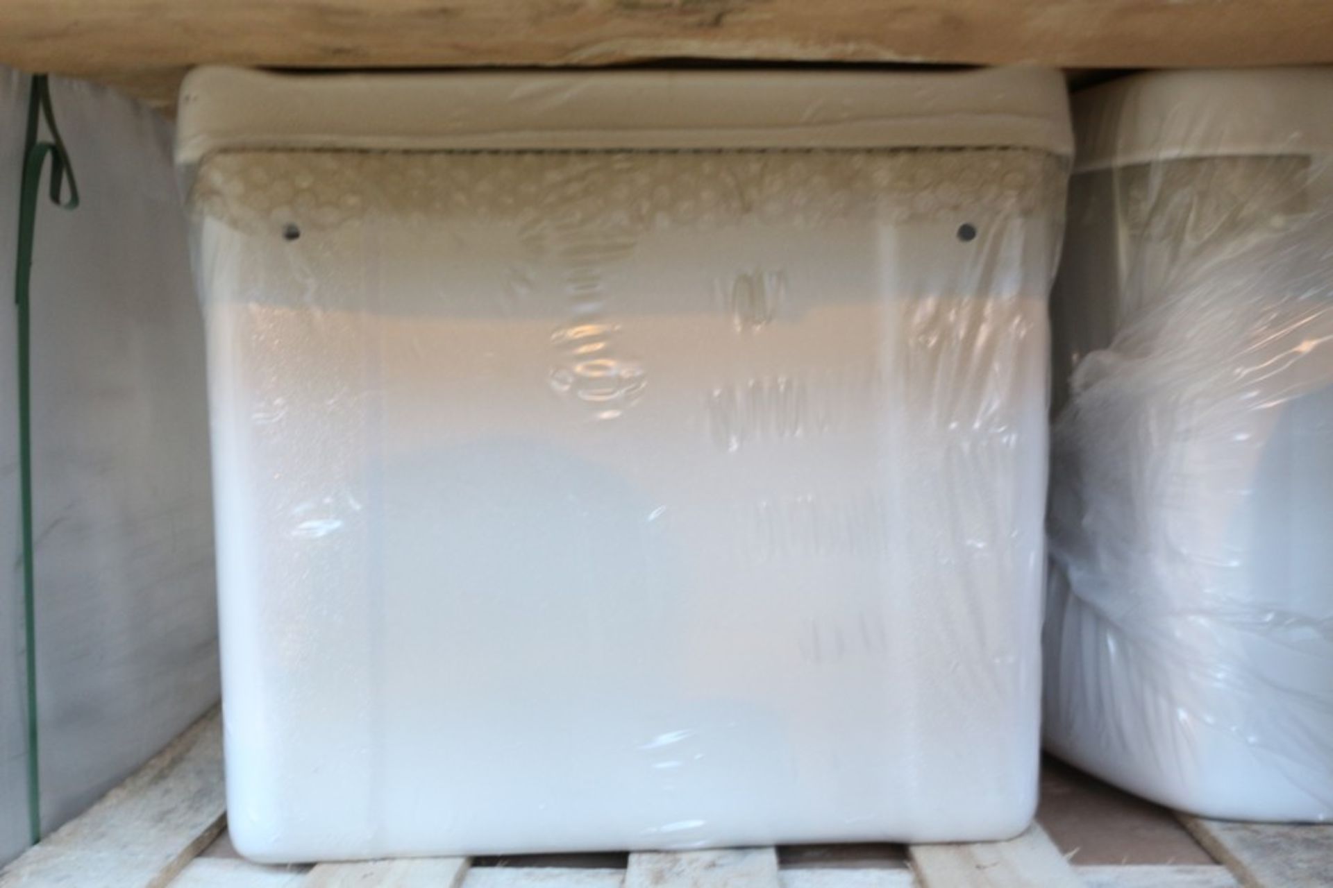 1X LOT TO CONTAIN 2 ASSORTED WHITE CERAMIC CISTERNS COMBINED RRP £55 (DS-K&N) (BAU 716) (04.12.17)