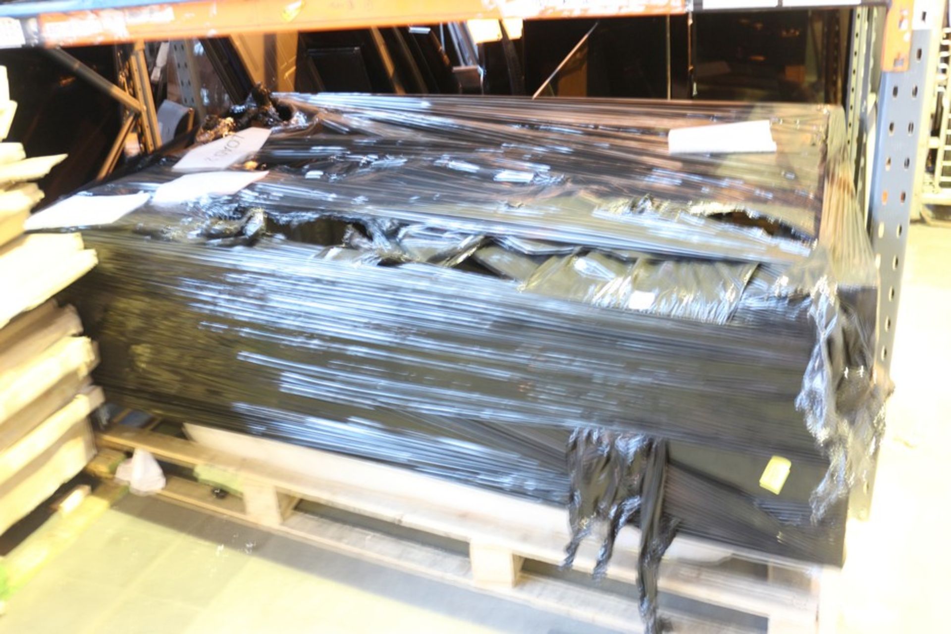 1X PALLET TO CONTAIN A LARGE AMOUNT OF ASSORTED BATH SIDE PANELS AND END PANELS (DS-K&N) (BAU) (04.