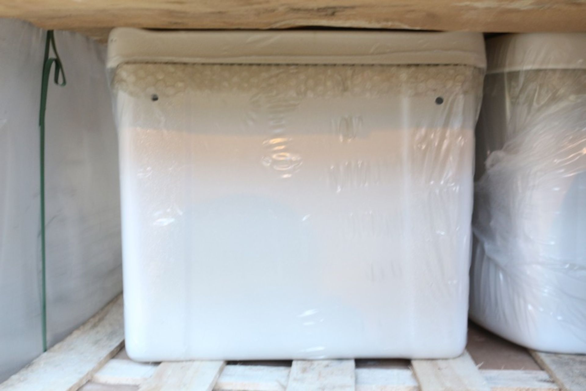 1X LOT TO CONTAIN 2 ASSORTED WHITE CERAMIC CISTERNS COMBINED RRP £55 (DS-K&N) (BAU 716) (04.12.17)