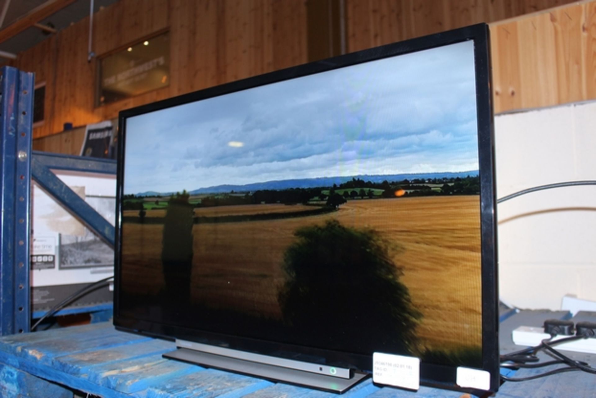 1X Toshiba 32W1633DB 32 -inch LCD 50 Hz TV (JL9346198) (2/1/18) (4771272)