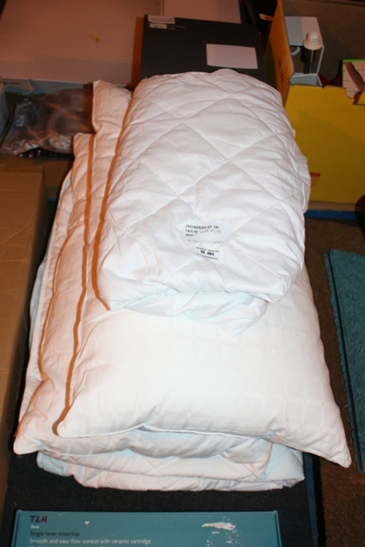 1X LOT TO CONTAIN 4 ITEMS TO INCLUDE PILLOWS X2 AND MATTRESS PROTECTORS X2 COMBINED RRP £100 (JL-