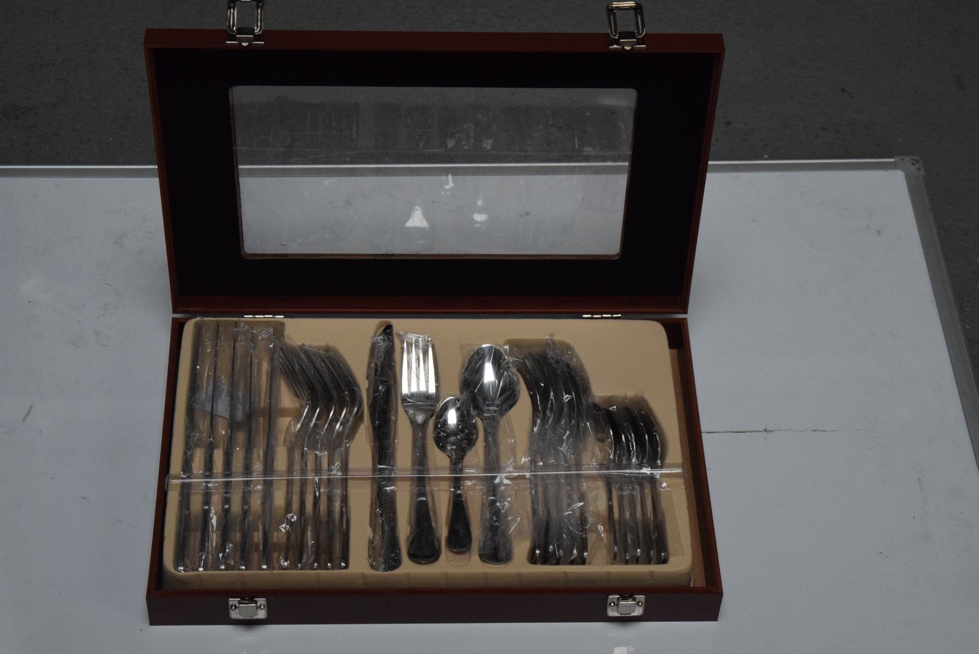 1 x BOXED BRAND NEW ROMAN CONRAD COLLECTION 24 PIECE LUXURY HOME DINING CUTLERY SET IN STAINLESS