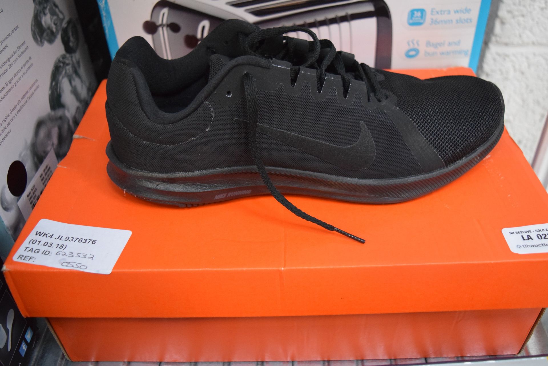 1 x BOXED PAIR LADIES NIKE RUNNING SHOES SIZE 7 RRP £55 01.03.18 623562 *PLEASE NOTE THAT THE BID