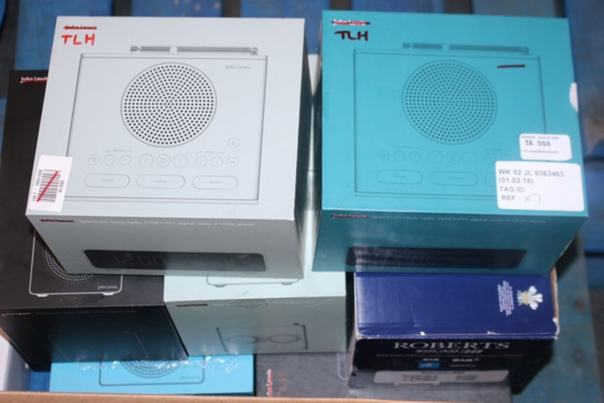 1X LOT TO CONTAIN 7 ASSORTED BOXED DAB FM DIGITAL RADIOS TO INCLUDE SPECTRUM SHOWER RADIOS AND