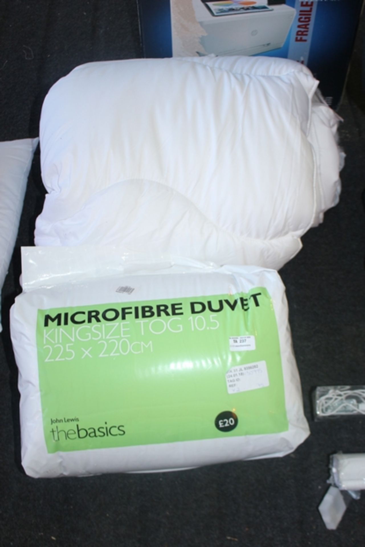 1X LOT TO CONTAIN 2 ITEMS TO INCLUDE A KING SIZE DUVET AND A MICROFIBRE KING SIZE DUVET COMBINED RRP