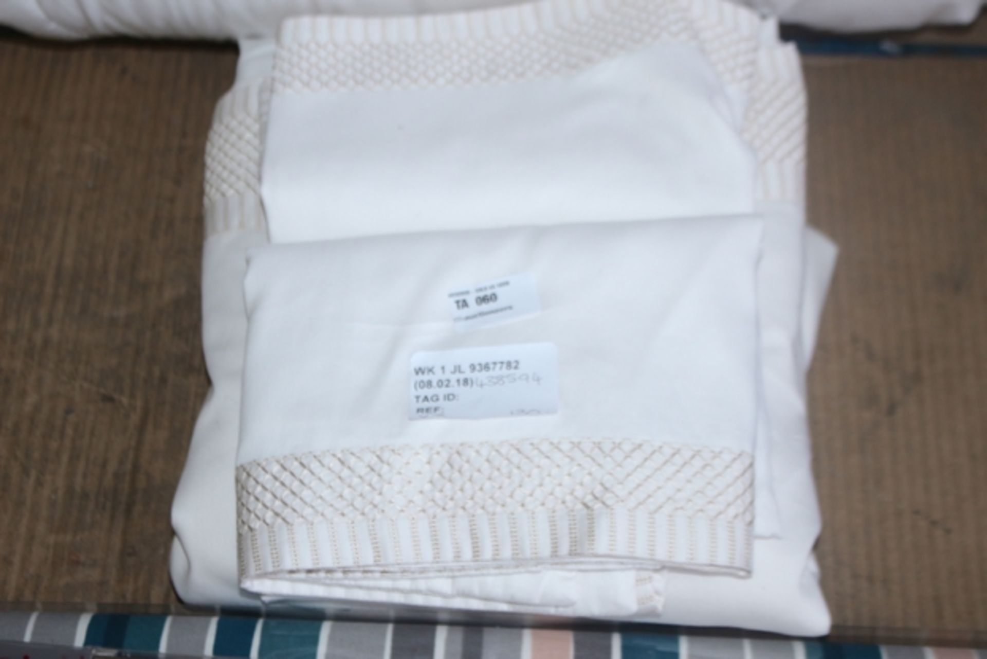 1X LOT TO CONTAIN 3 ITEMS TO INCLUDE PILLOW CASES X2 AND A SHEET X1 RRP £100 (08.02.18)