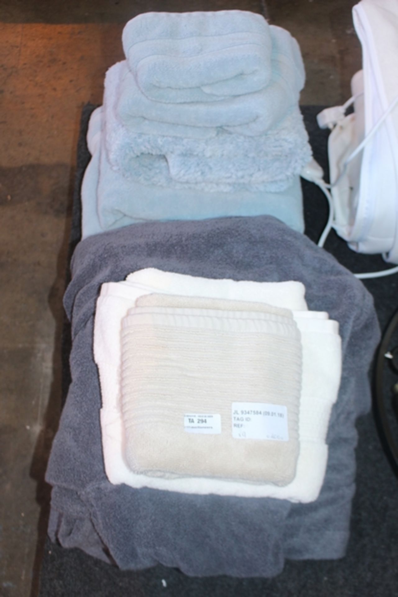 1X LOT TO CONTAIN 9 ITEMS TO INCLUDE ASSORTED TOWELS, THROWS AND BATH MATS COMBINED RRP £200 (09/