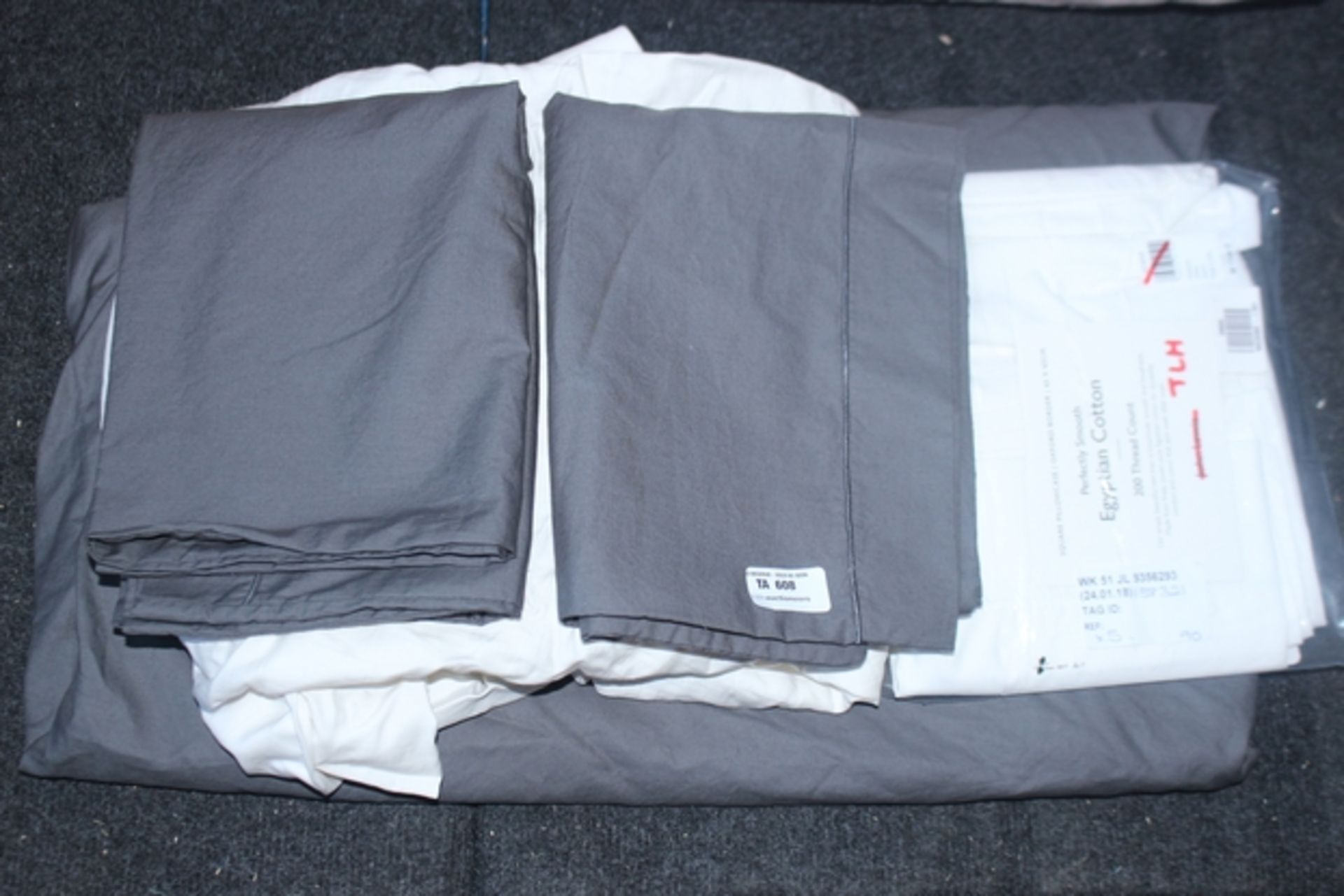 1X LOT TO CONTAIN 5 ASSORTED SHEETS/PILLOW CASES RRP £80 (24/01/18)