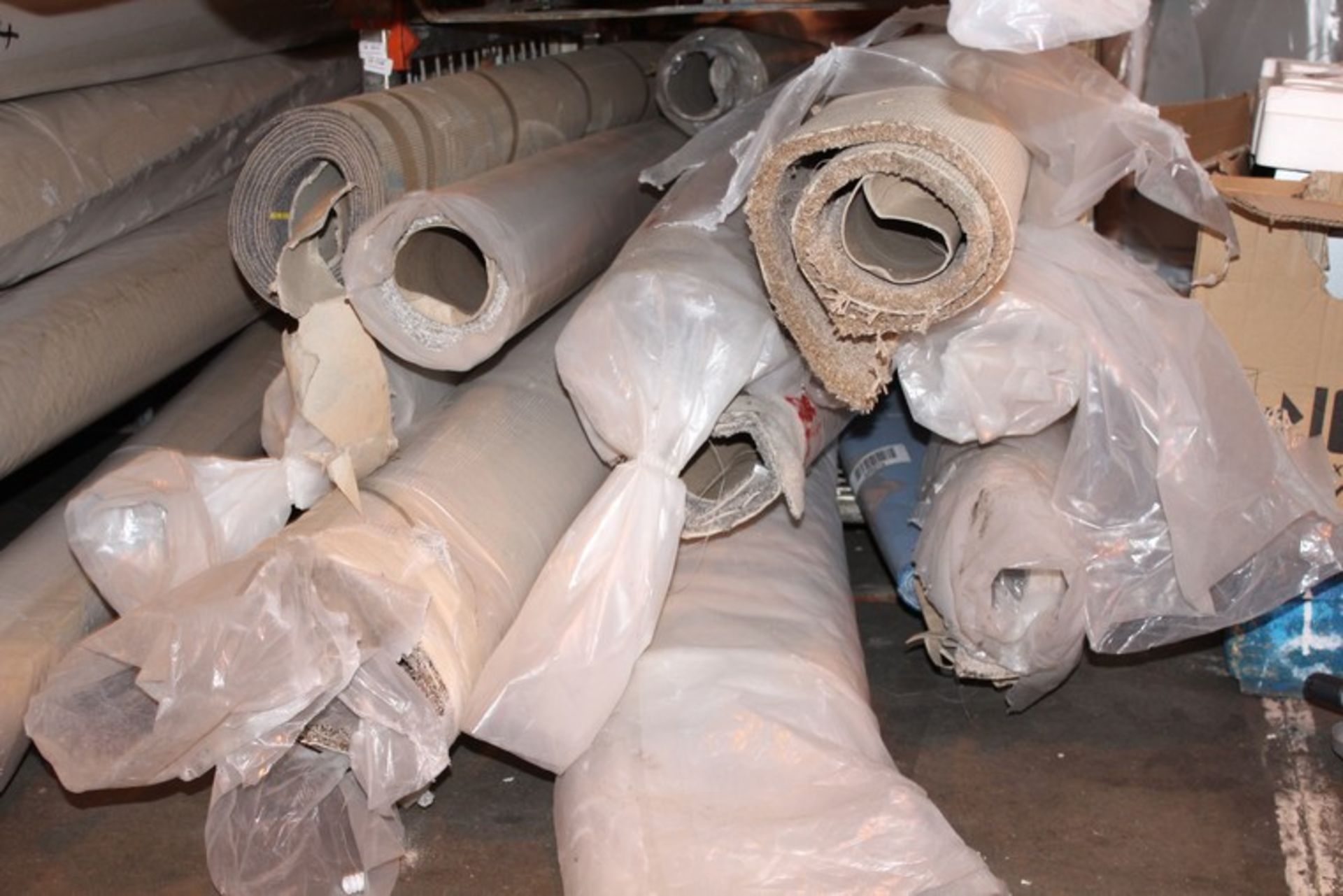 CAGE TO CONTAIN 18 ASSORTED ROLLS OF DESIGNER CARPET/LINO IN VARIOUS STYLES AND SIZES **VIEWING IS