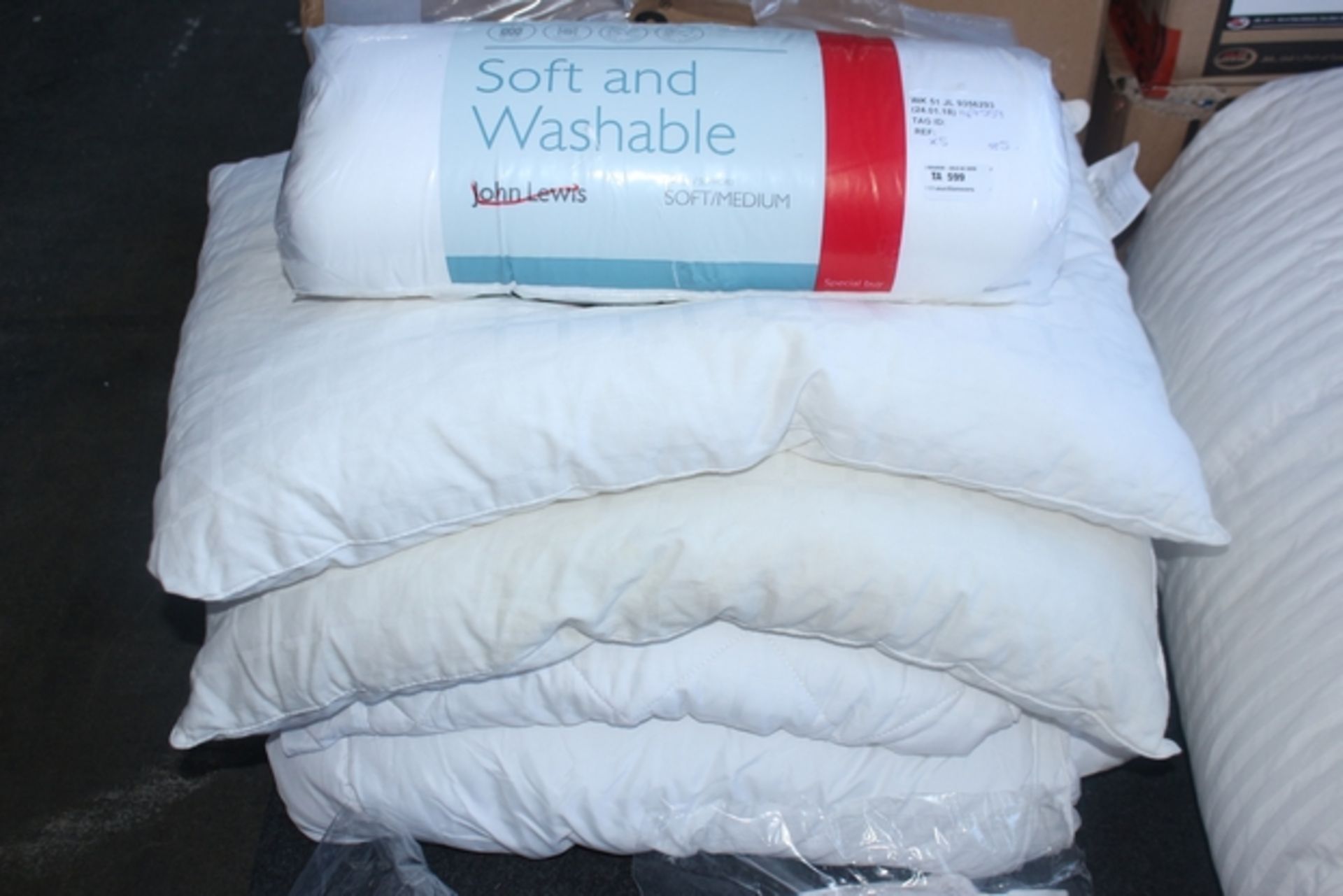 1X LOT TO CONTAIN 5 ITEMS TO INCLUDE PILLOWS AND DUVETS COMBINED RRP £80 (24/01/18)