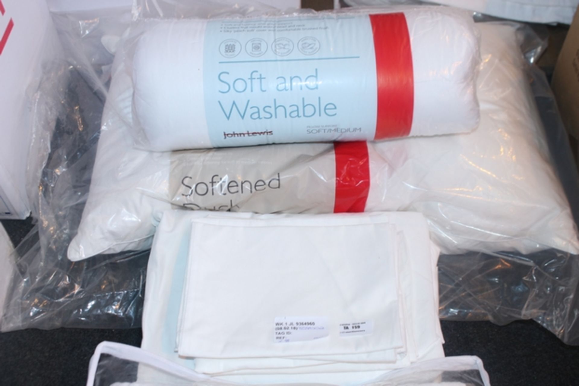 1X LOT TO CONTAIN 6 ITEMS TO INCLUDE SHEETS, PILLOW CASES AND MUCH MORE RRP £100 (08/02/18)