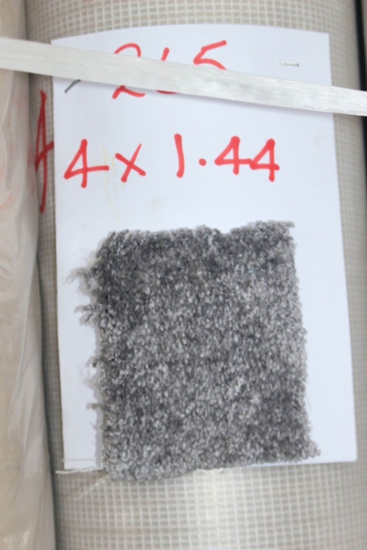 1X ROLL OF HIGH QUALITY CARPET 4X1.44