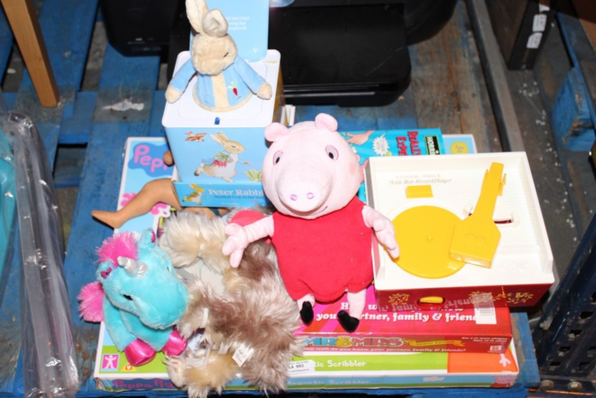 6 x ASSORTED ITEMS TO INCLUDE STRETCH ARMSTRONG, PETER RABBIT, PEPPA PIG AND MORE (05.03.18) *PLEASE