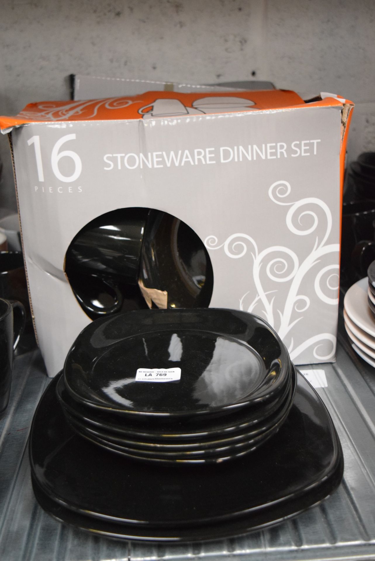 1 x LARGE QUANTITY OF DINNERWARE PIECES TO INCLUDE CUPS, BOWLS, PLATES AND OTHERS COMBINED RRP £
