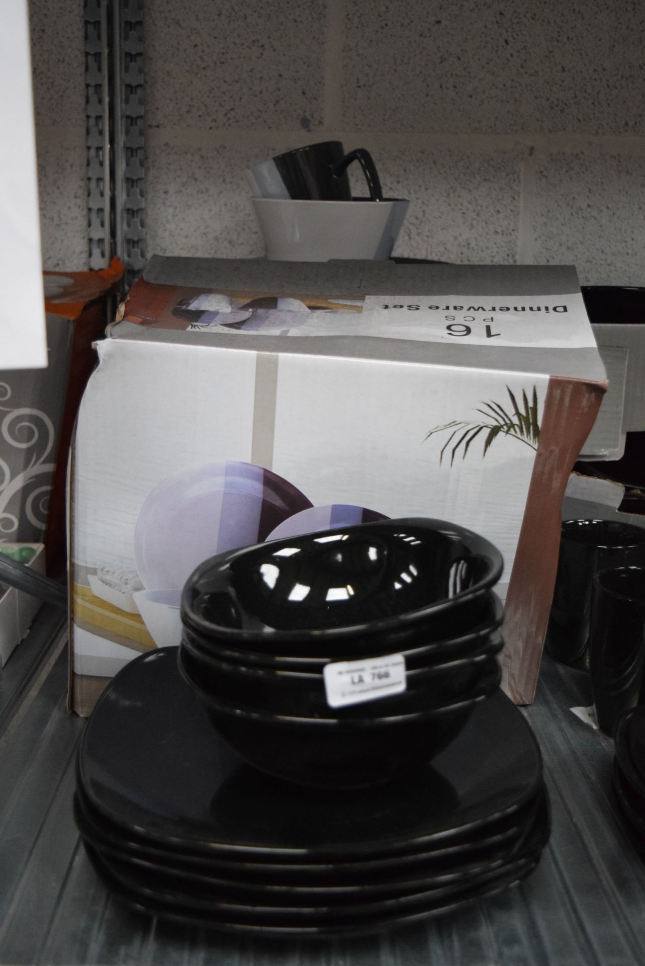 1 x LARGE QUANTITY OF DINNERWARE PIECES TO INCLUDE CUPS, BOWLS, PLATES AND OTHERS COMBINED RRP £