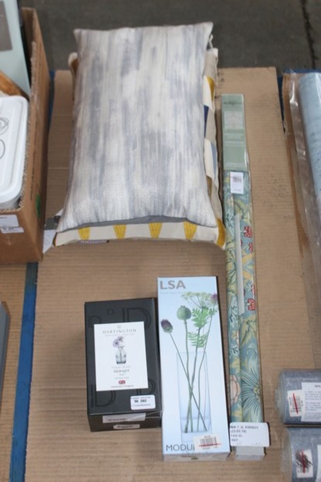 5X ASSORTED ITEMS TO INCLUDE CUSHIONS, VASES AND MUCH MORE COMBINED RRP £120 (23/03/18)