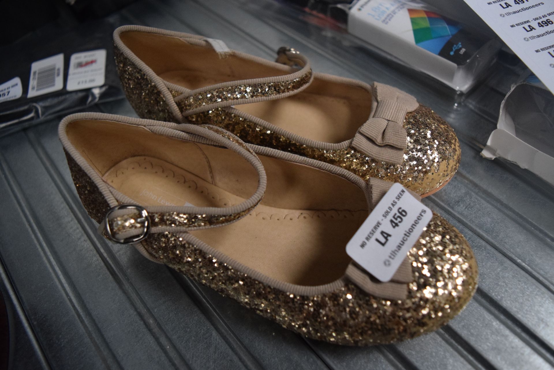 1 X PAIR GOLD GLITTER CHILDRENS SHOES SIZE 11 06.02.18