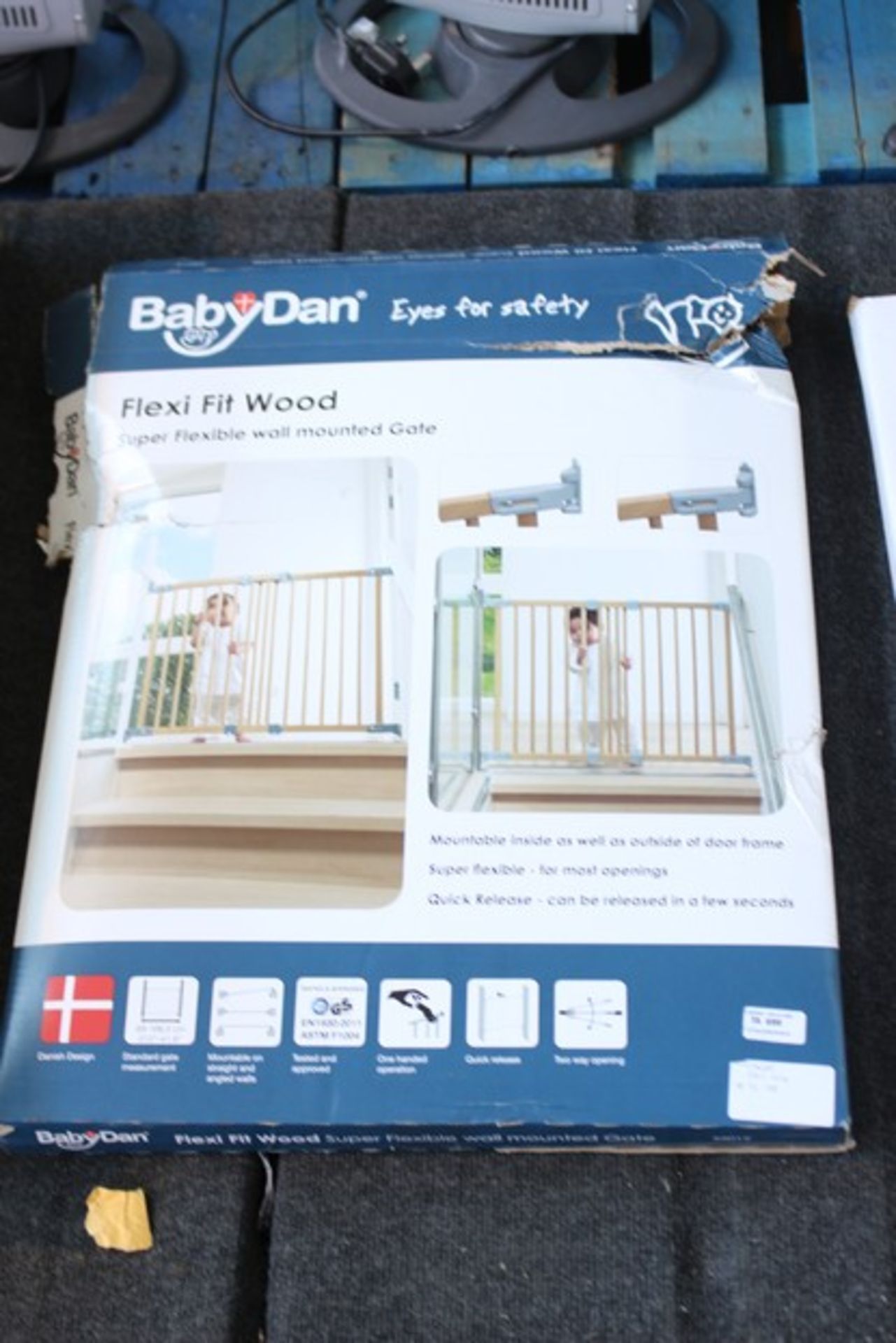 1X BABY DAN SUPER FLEXIBLE WALL MOUNTED GATE RRP £40 (08.05.18)