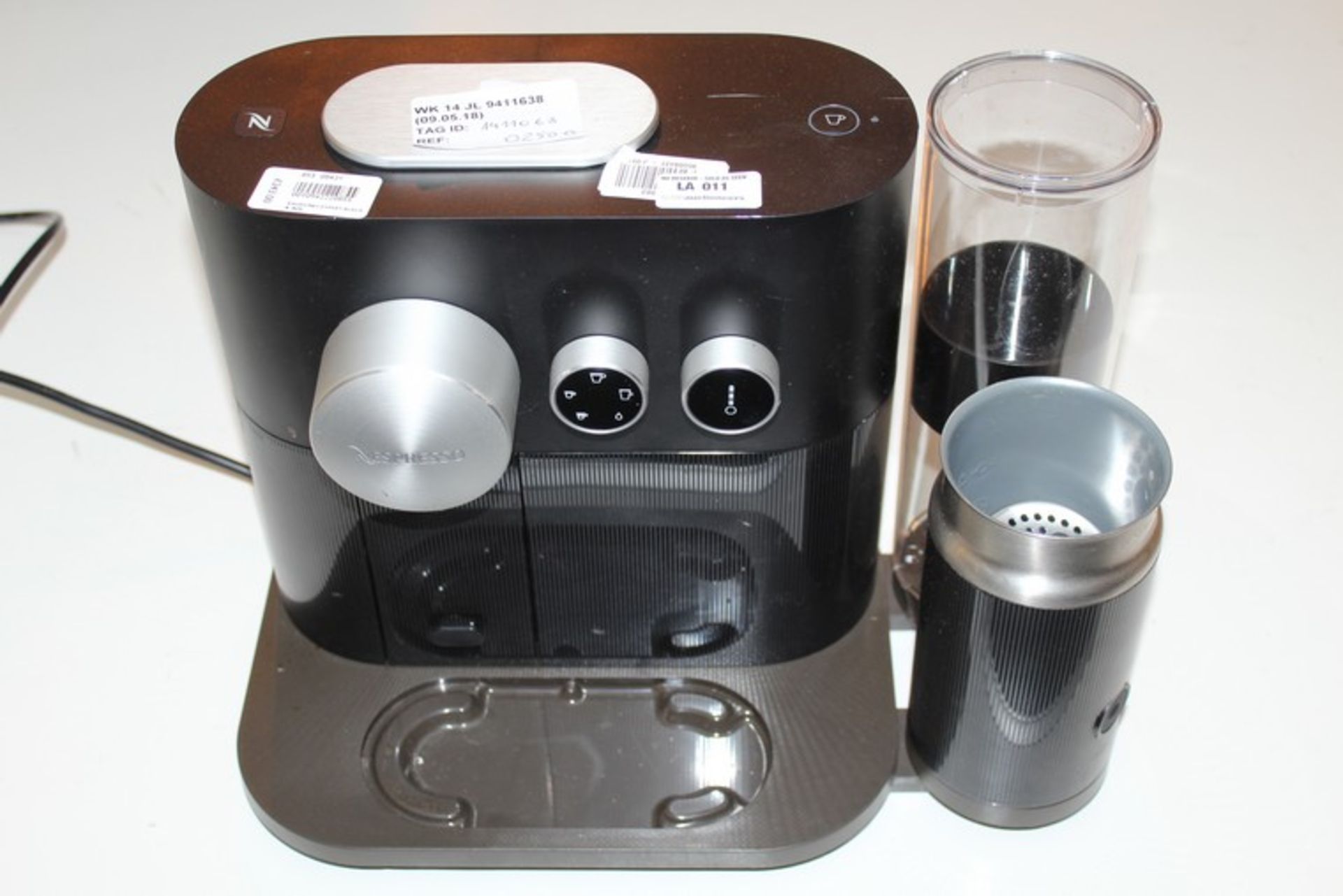 NESPRESSO COFFEE MAKER RRP £250 (09.05.18) (1411063)(11)