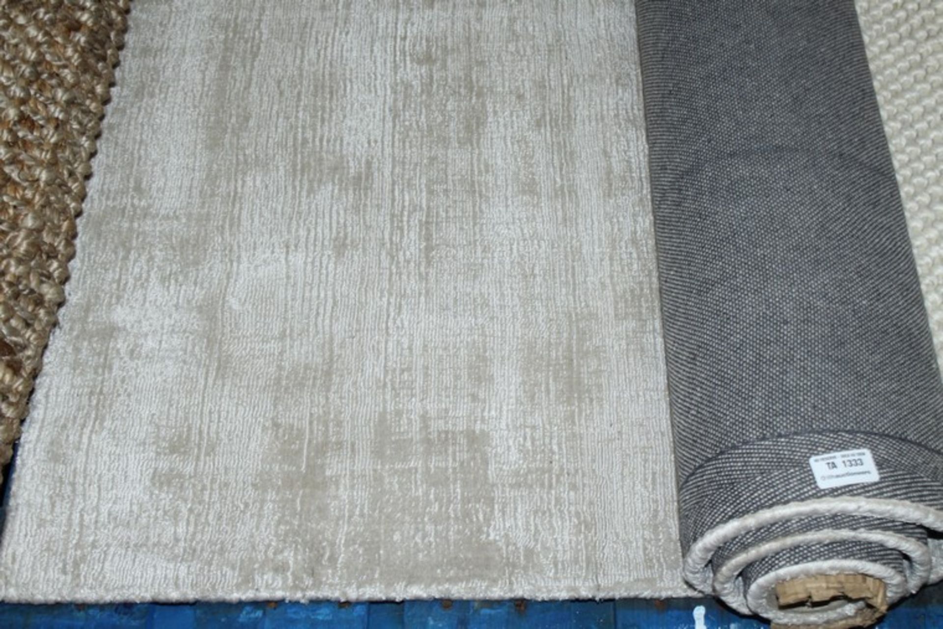 1 x 120 X 170CM CONTEMPORARY HOME PUTTY FLOOR RUG RRP £200 (11.07.18) *PLEASE NOTE THAT THE BID