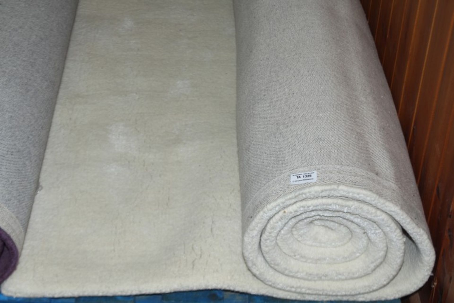 1 x 200 X 300CM CONTEMPORARY HOME FLOOR RUG IN CREAM RRP £800 (11.07.18) *PLEASE NOTE THAT THE BID