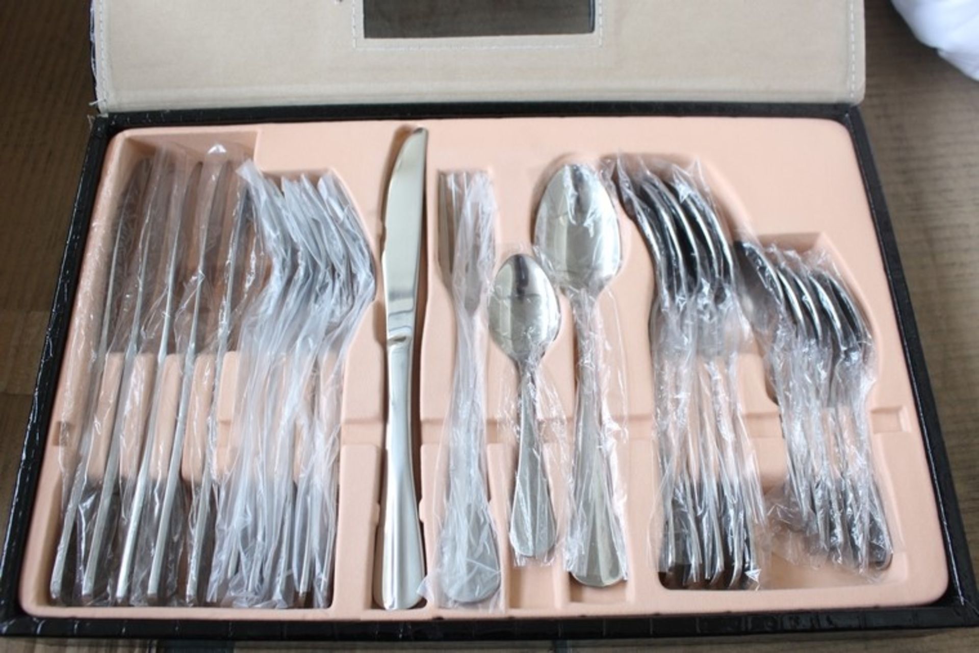 1X UNUSED 24 PIECE STAINLESS STEEL CUTLERY SET