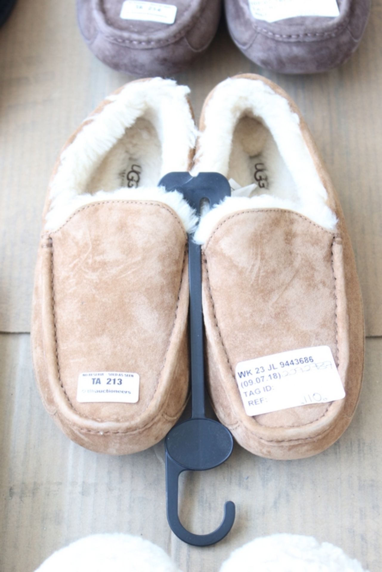 1X PAIR OF UGG SLIPPERS SIZE 7 RRP £110 (09.07.18) (2092787)