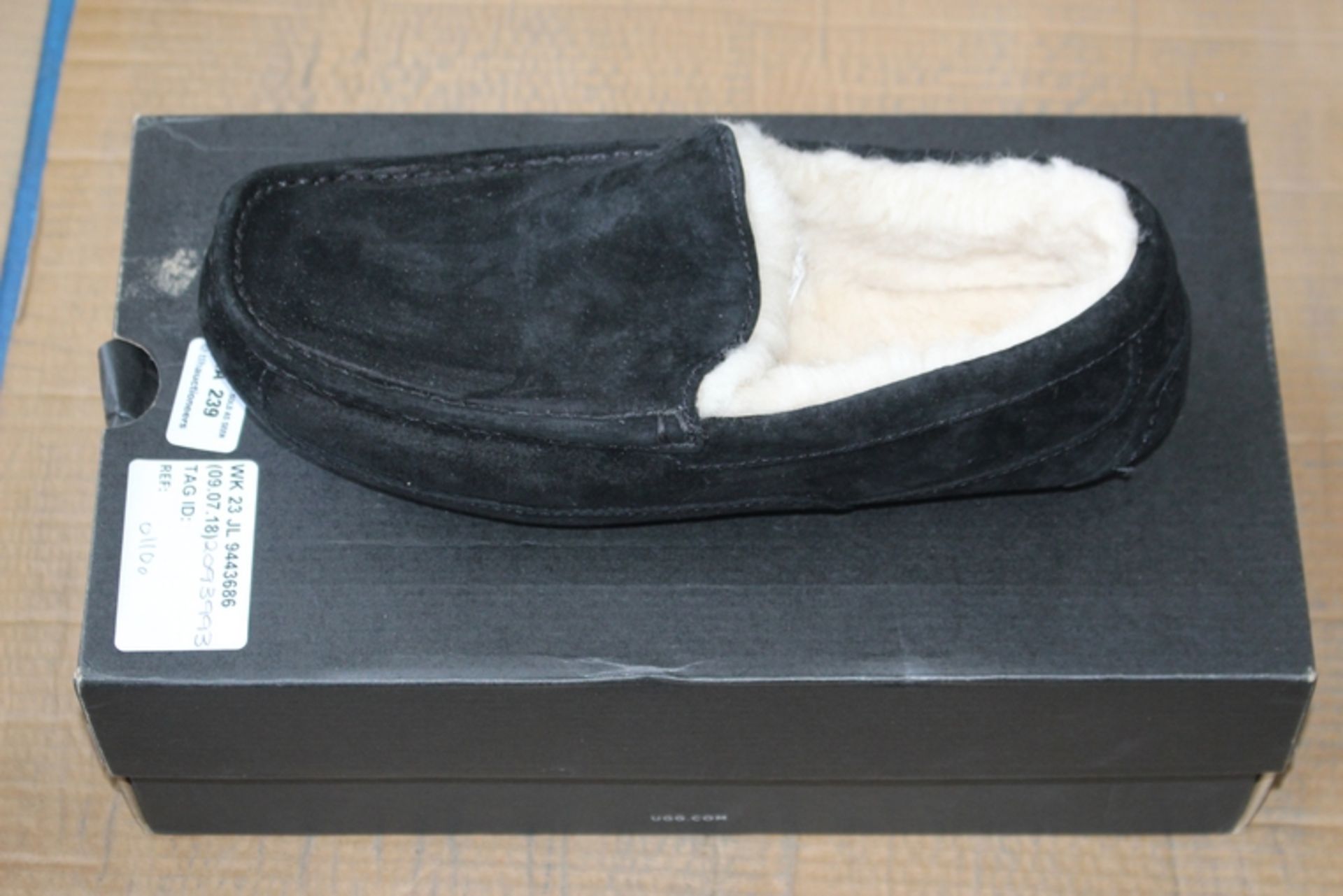 1X PAIR OF UGG SLIPPERS SIZE 9 RRP £110 (09.07.18) (2093993)