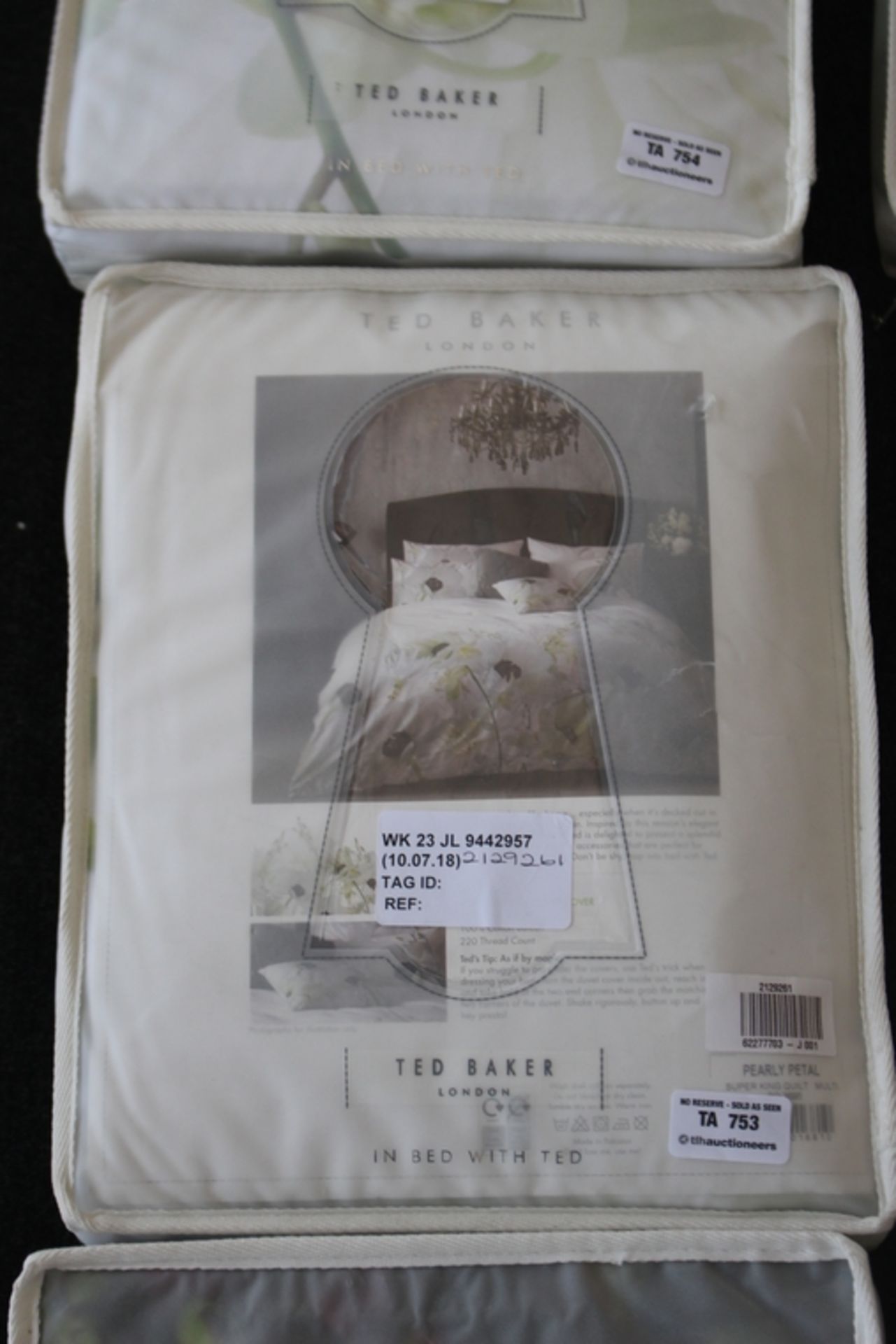 1X TB DESIGNER IN BED WITH TED PEARLY PETAL SUPER KING SIZE QUILT RRP £60 (10.07.18) (2129261)