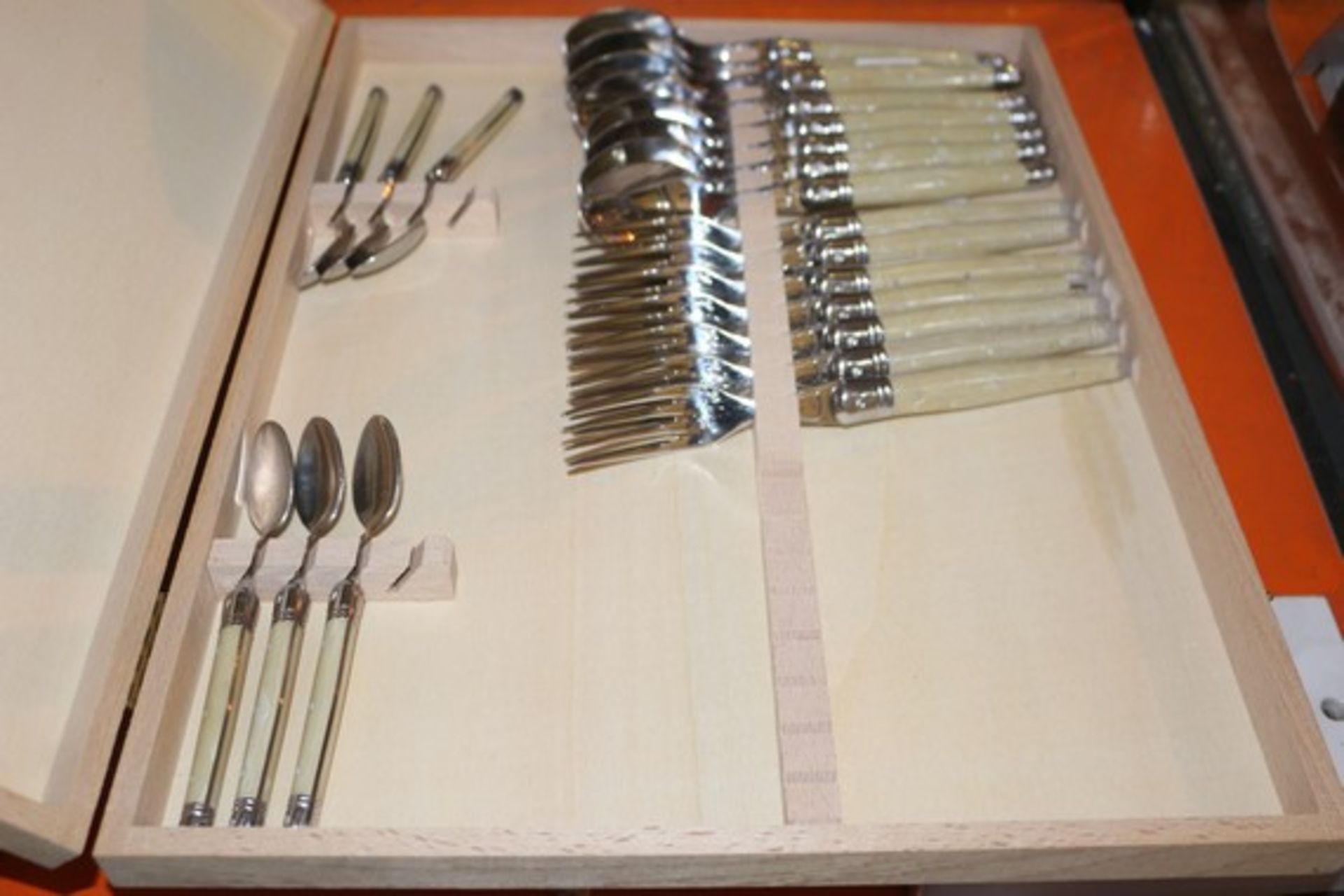 1 x LAGUIOLE CHOPPING BOARD AND CUTLERY SET *PLEASE NOTE THAT THE BID PRICE IS MULTIPLIED BY THE