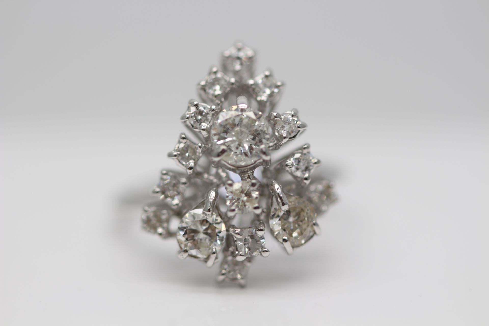 WHITE GOLD LADIES DIAMOND CLUSTER RING, SET WITH 1.50 CARATS OF BRILLIANT CUT DIAMOND SOLITAIRES