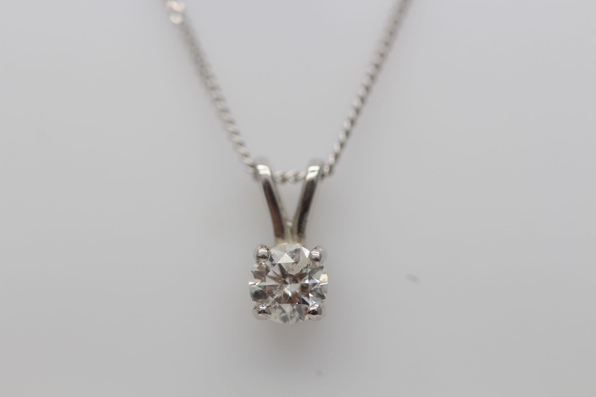 9CT WHITE GOLD LADIES DIAMOND SOLITAIRE PENDENT AND CHAIN, SET WITH ONE BRILLIANT CUT DIAMOND - Image 2 of 3