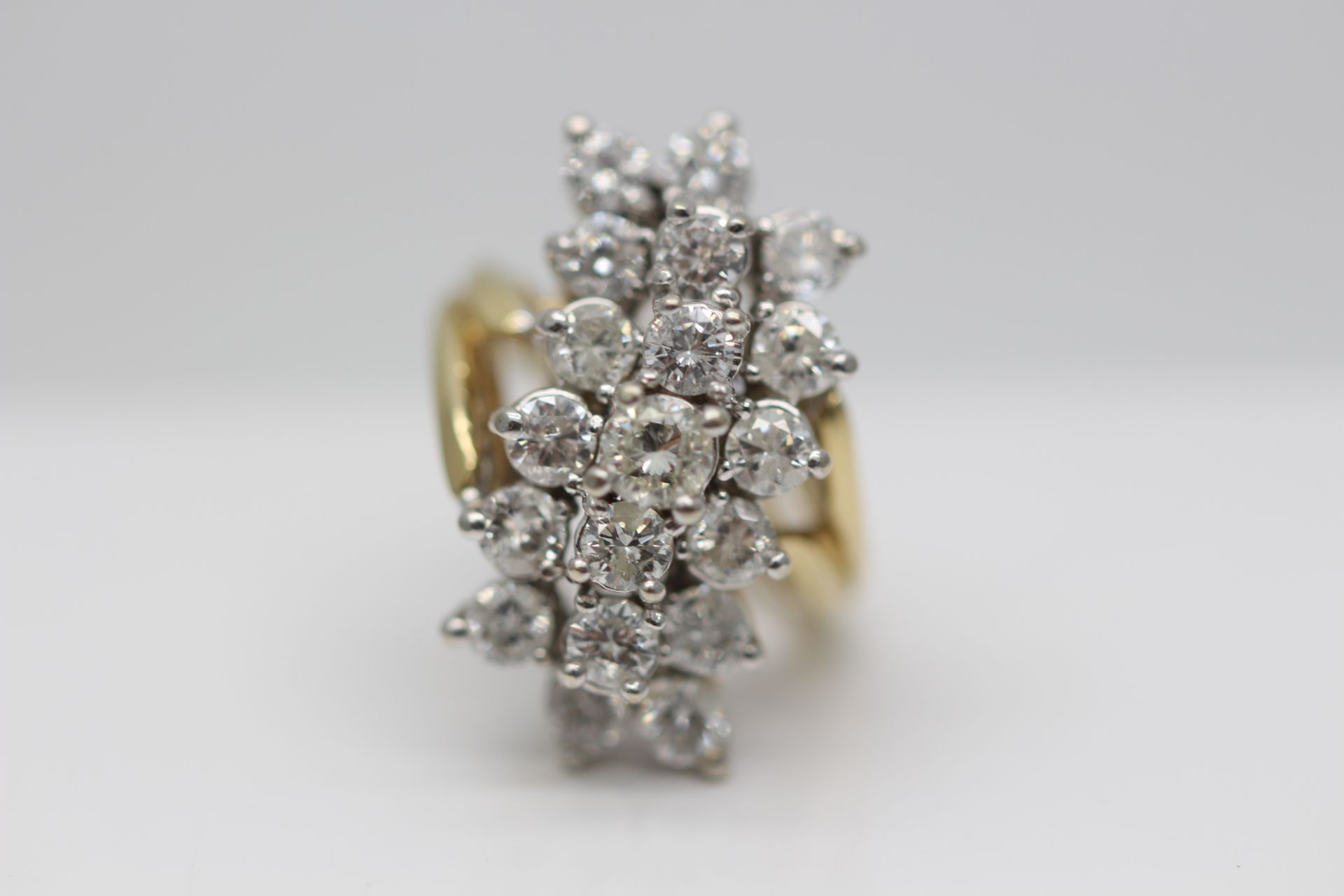 14CT YELLOW GOLD LADIES DIAMOND CLUSTER RING, SET WITH 3.41 CARATS OF BRILLIANT CUT DIAMOND SOLITAIR