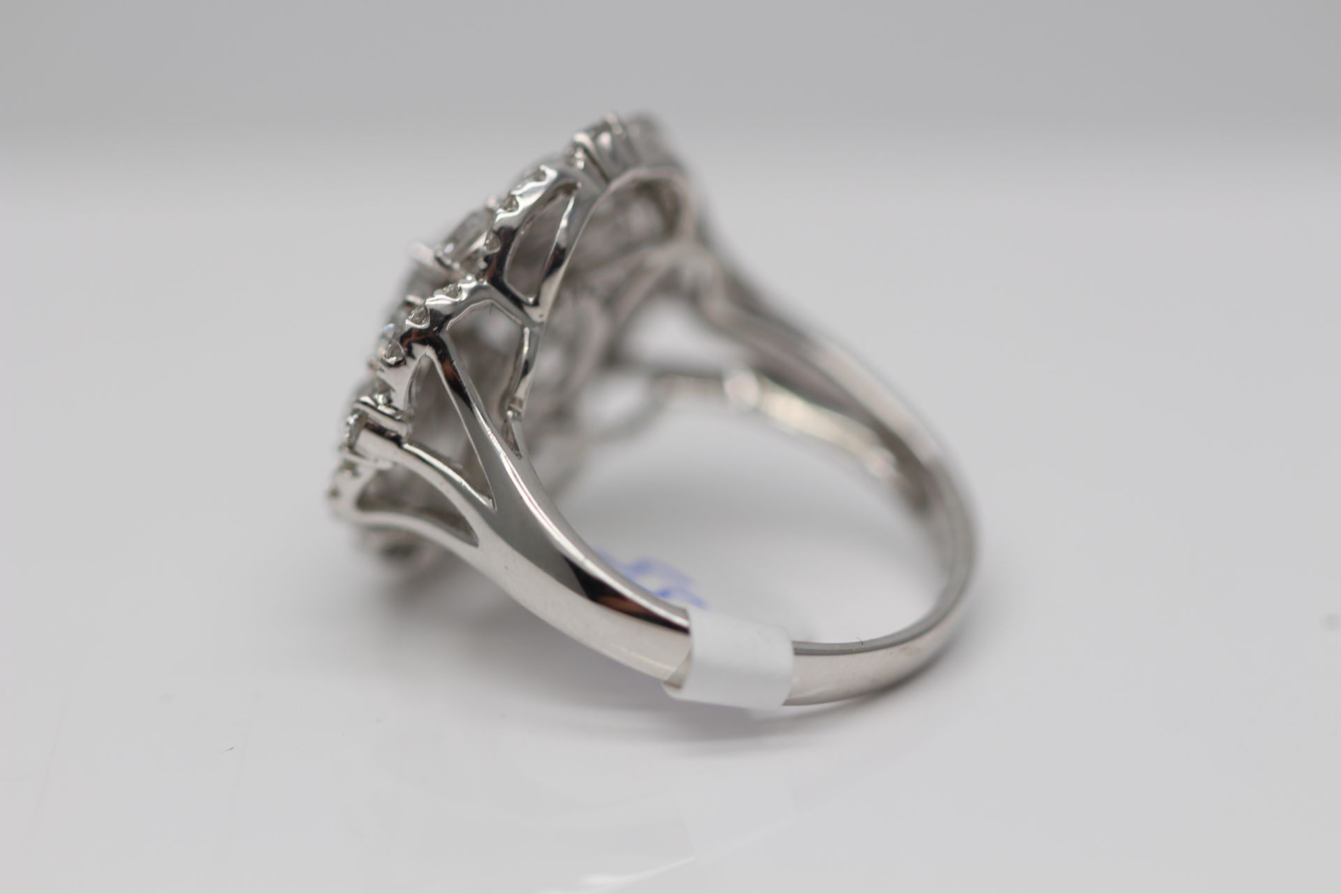 18CT WHITE GOLD LADIES DIAMOND CLUSTER RING, SET WITH 2.25 CARATS OF DIMAONDS - Image 2 of 3