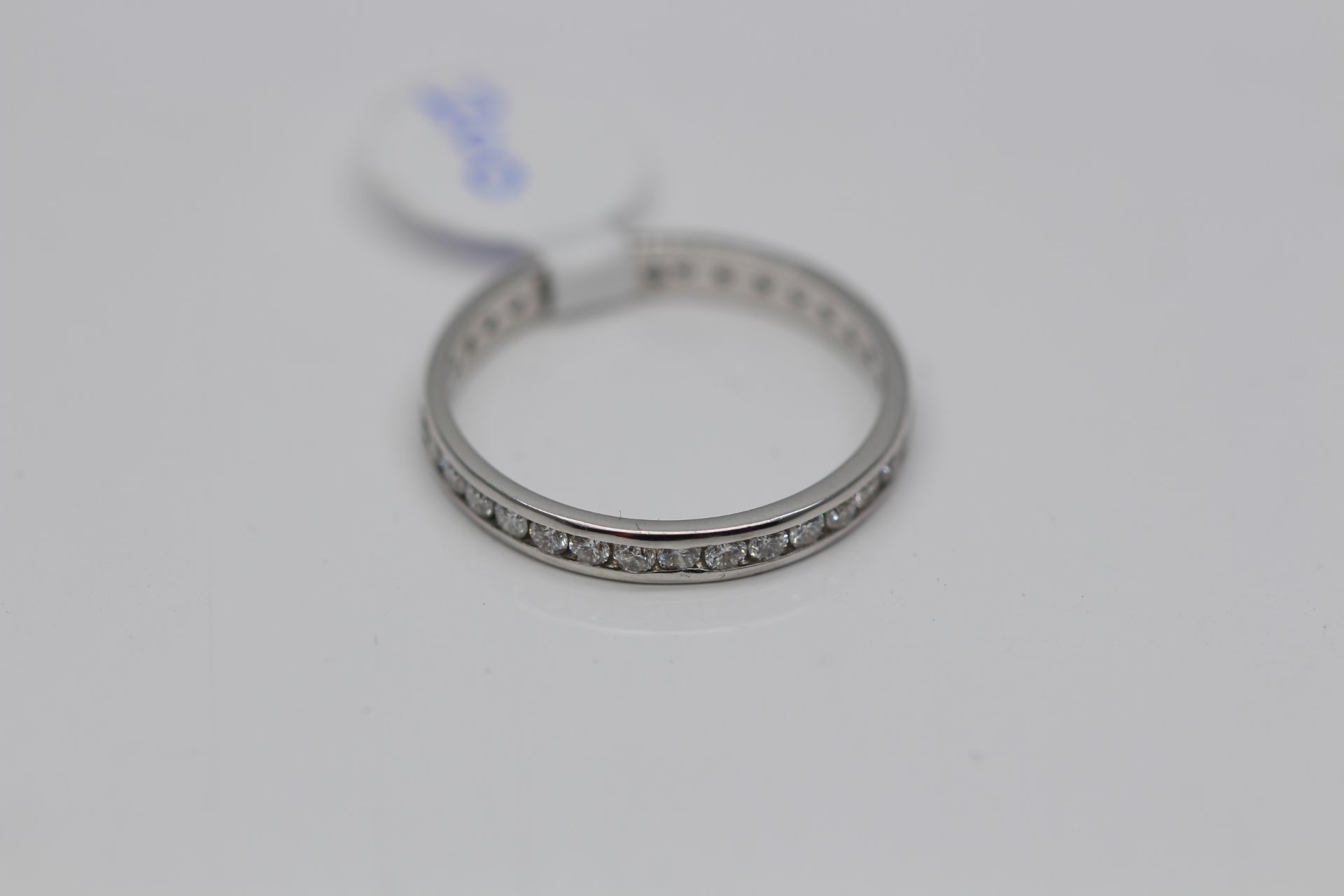 LADIES WHITE GOLD FULL DIAMOND ETERNITY RING, SET WITH 0.90 CARATS OF BRILLIANT CUT DIAMOND SOLITAIR - Image 2 of 3