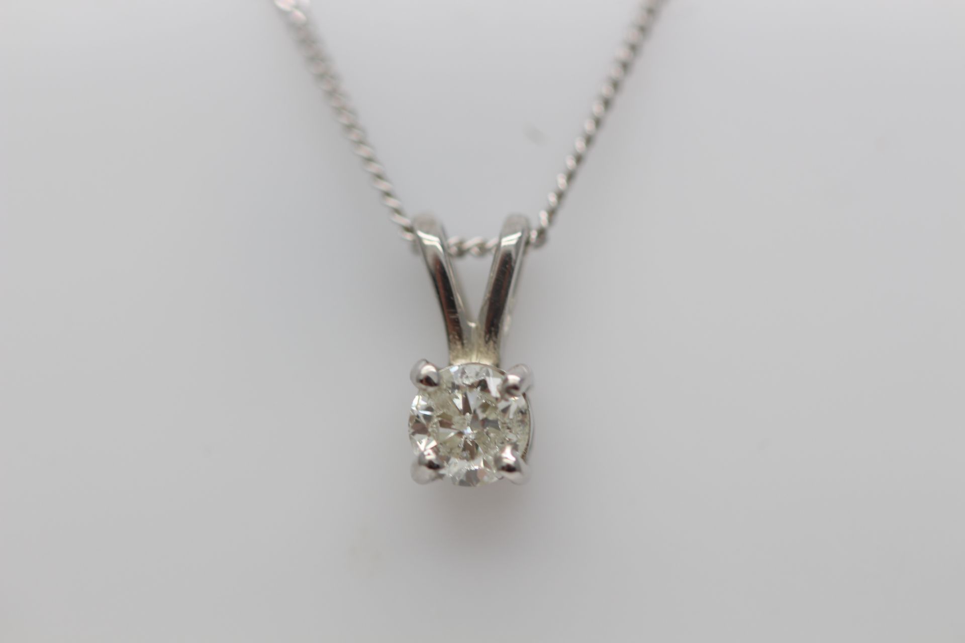 9CT WHITE GOLD LADIES DIAMOND SOLITAIRE PENDENT AND CHAIN, SET WITH ONE BRILLIANT CUT DIAMOND - Image 2 of 3