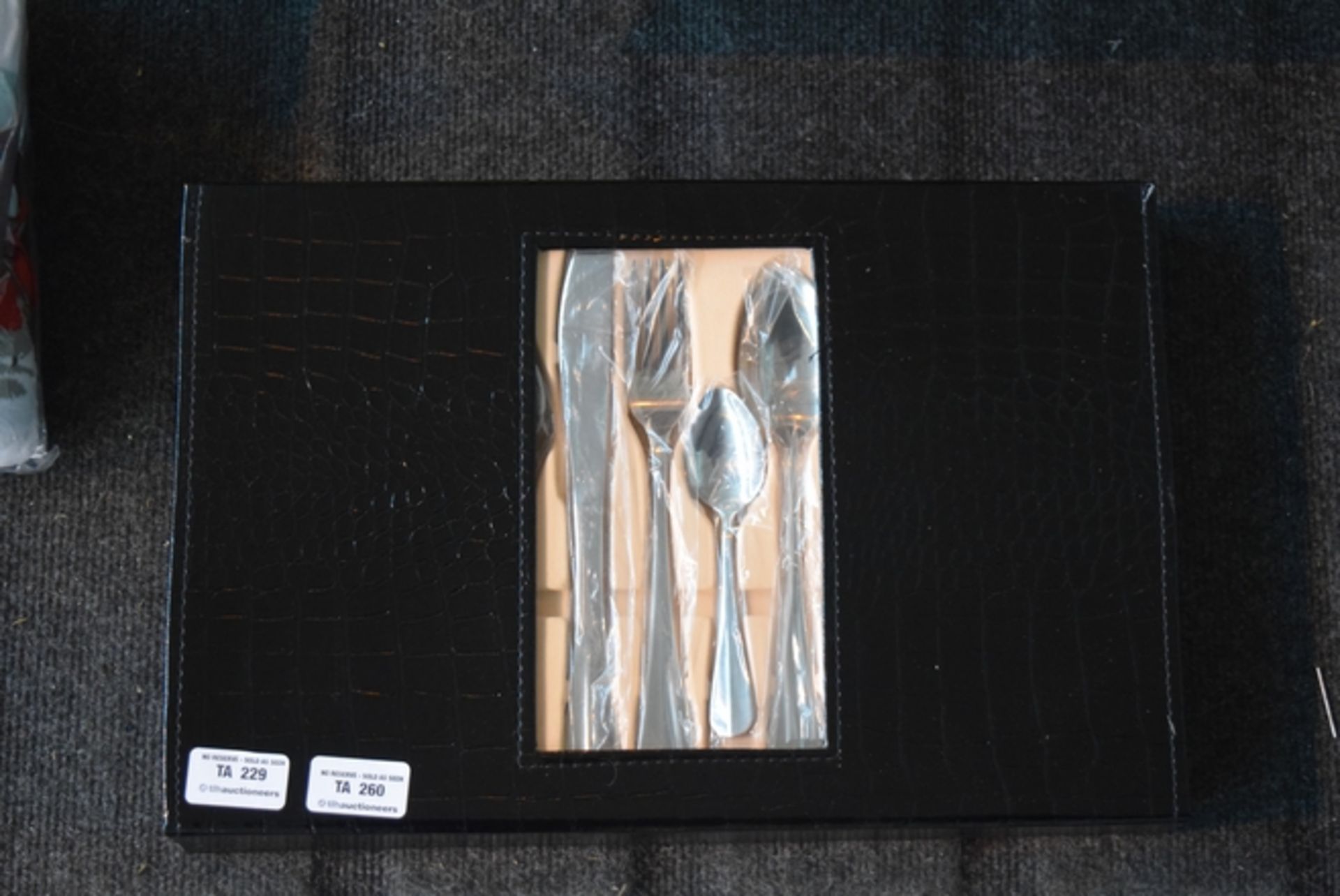 1X BRAND NEW ROMAN CONRAD COLLECTION 24 PIECE CUTLERY SET IN BLACK PATENT DESIGN BOX