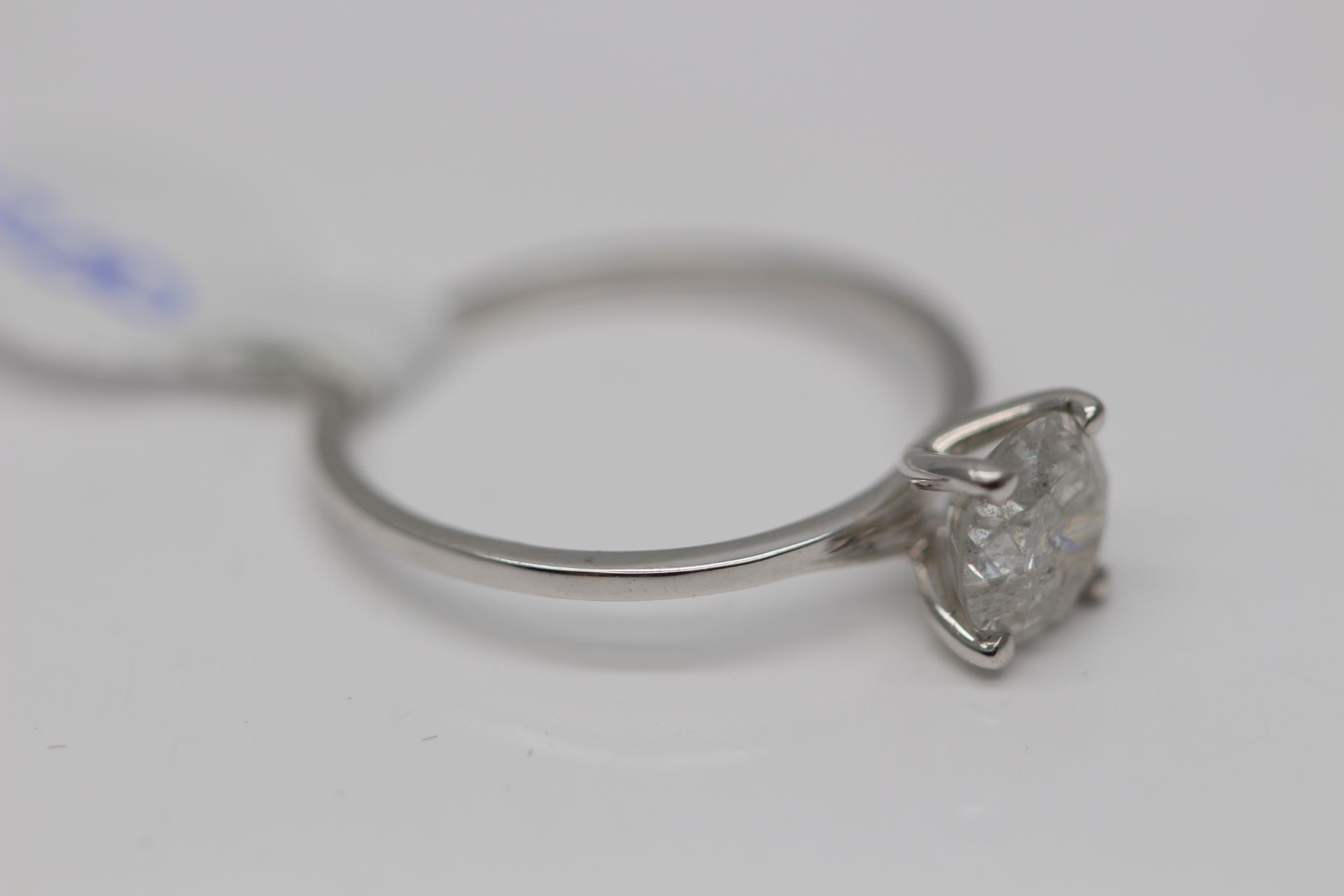 18CT WHITE GOLD LADIES DIAMOND SOLITAIRE RING, SET WITH 1.25 CARAT BRILLIANT CUT DIAMOND - Image 2 of 3