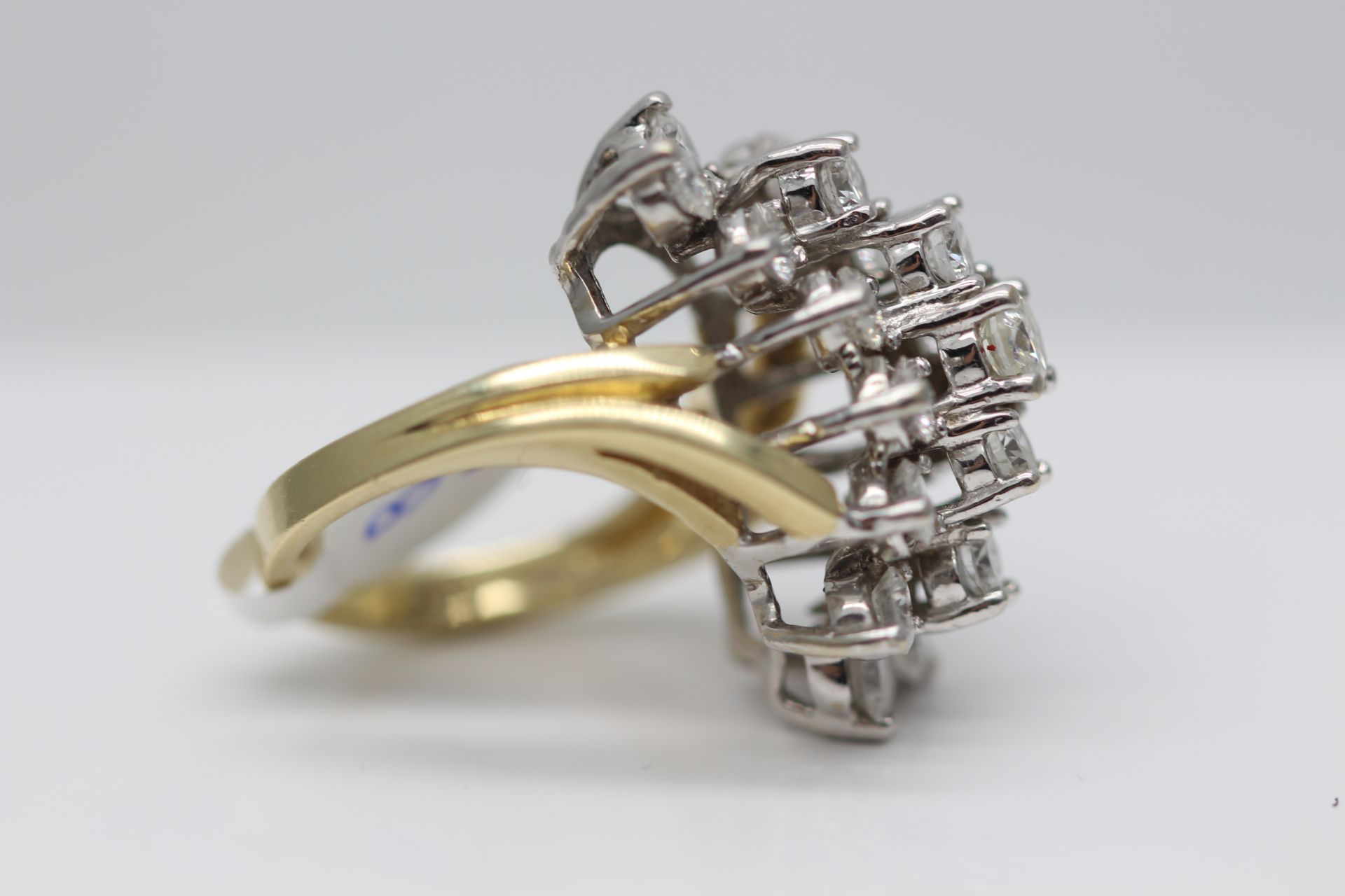 14CT YELLOW GOLD LADIES DIAMOND CLUSTER RING, SET WITH 3.41 CARATS OF BRILLIANT CUT DIAMOND SOLITAIR - Image 2 of 3