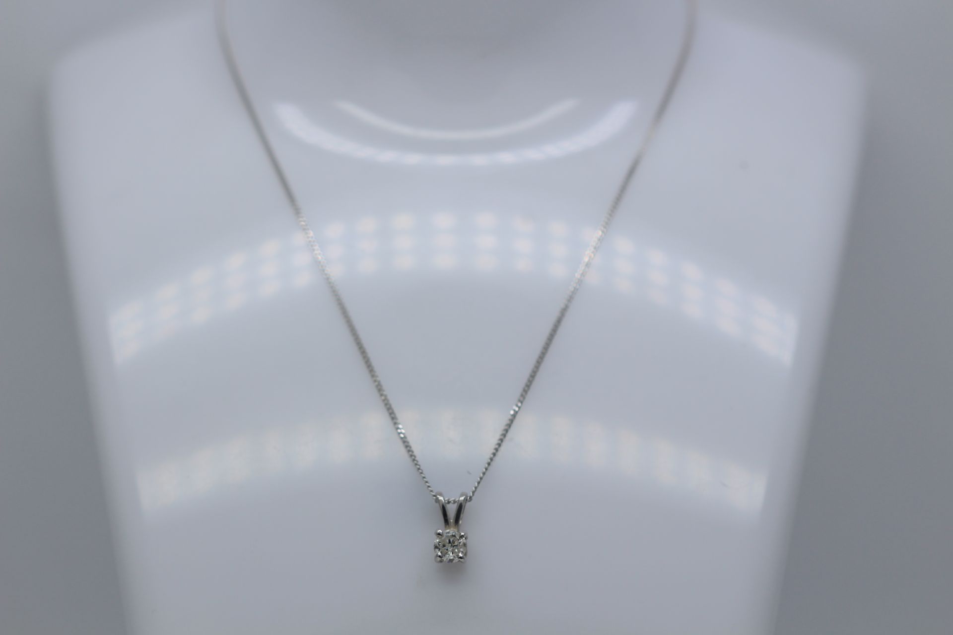 9CT WHITE GOLD LADIES DIAMOND SOLITAIRE PENDENT AND CHAIN, SET WITH ONE BRILLIANT CUT DIAMOND