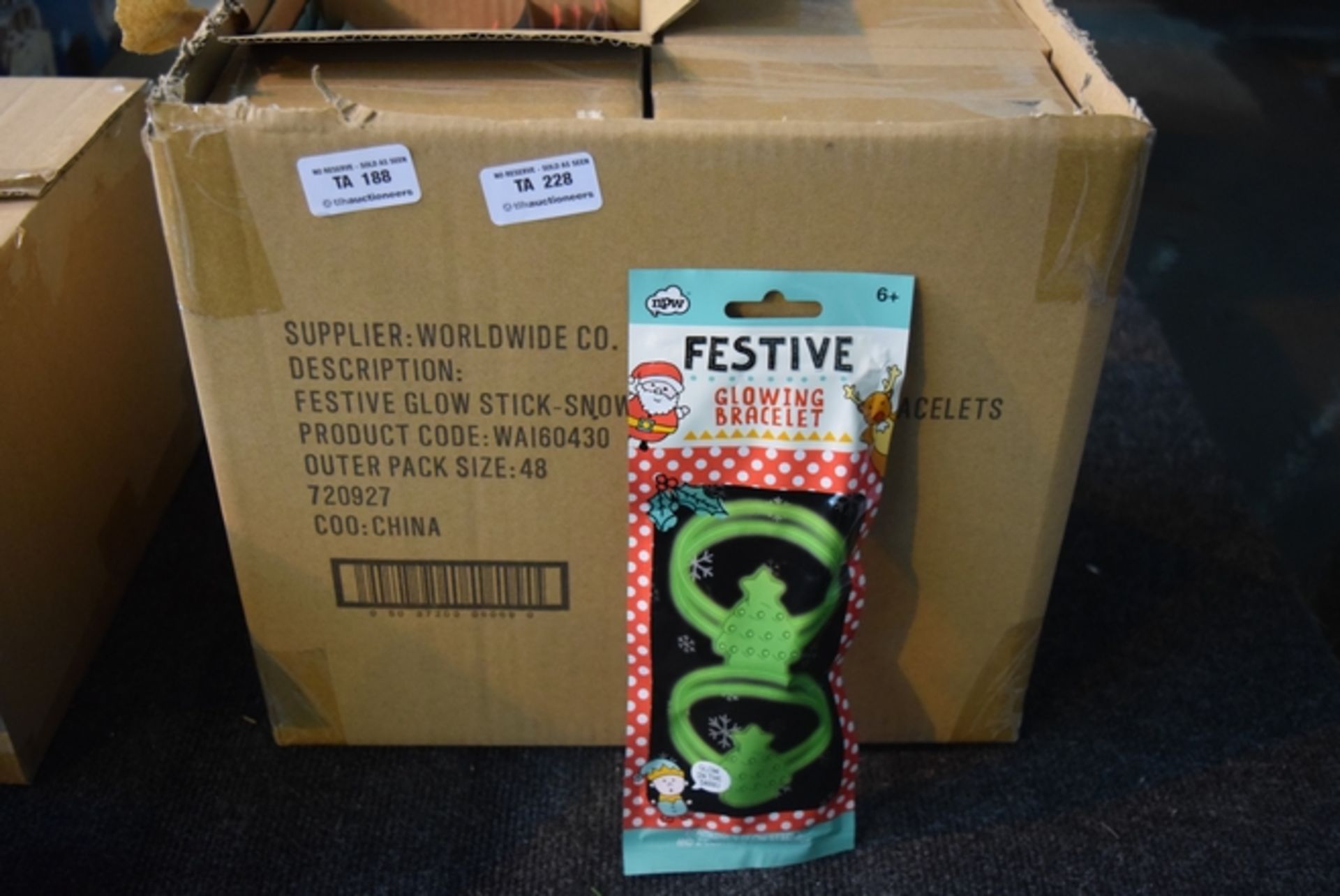 1X BOX CONTAINING 48 BRAND NEW FESTIVE GLOWING BRACELETS GLOW IN THE DARK PERFECT FOR XMAS