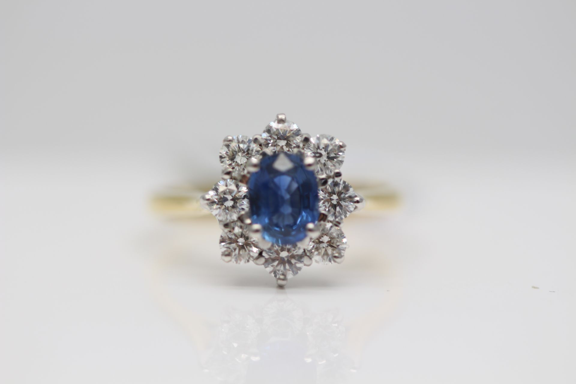 18CT YELLOW GOLD LADIES DIAMOND AND SAPPHIRE CLUSTER RING, SET WITH 0.96 CARATS OF DIAMOND SOLITAIRE