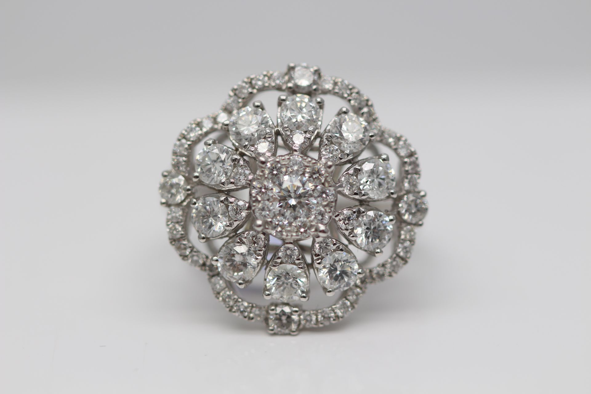 18CT WHITE GOLD LADIES DIAMOND CLUSTER RING, SET WITH 2.25 CARATS OF DIMAONDS