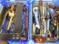 2 trays of small hand tools including drawer knife, levels, set square & Disston dove tail saw