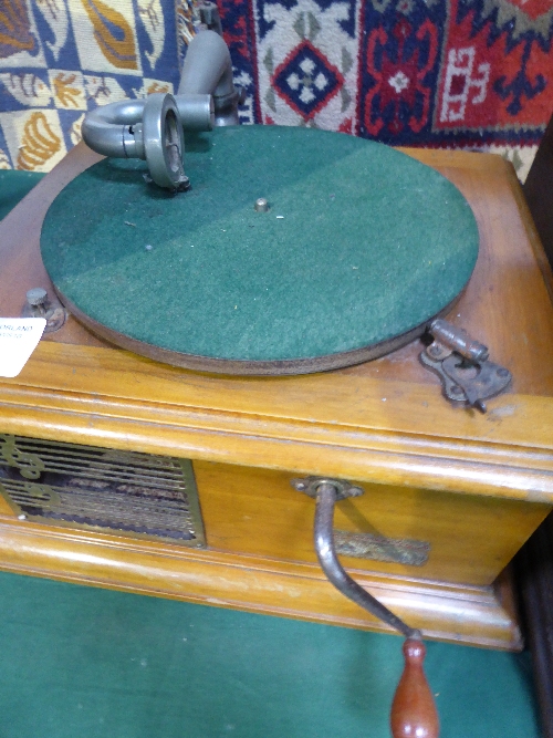 Sound Box table top gramophone by The Gramophone Co. Ltd. Reg No. 539598