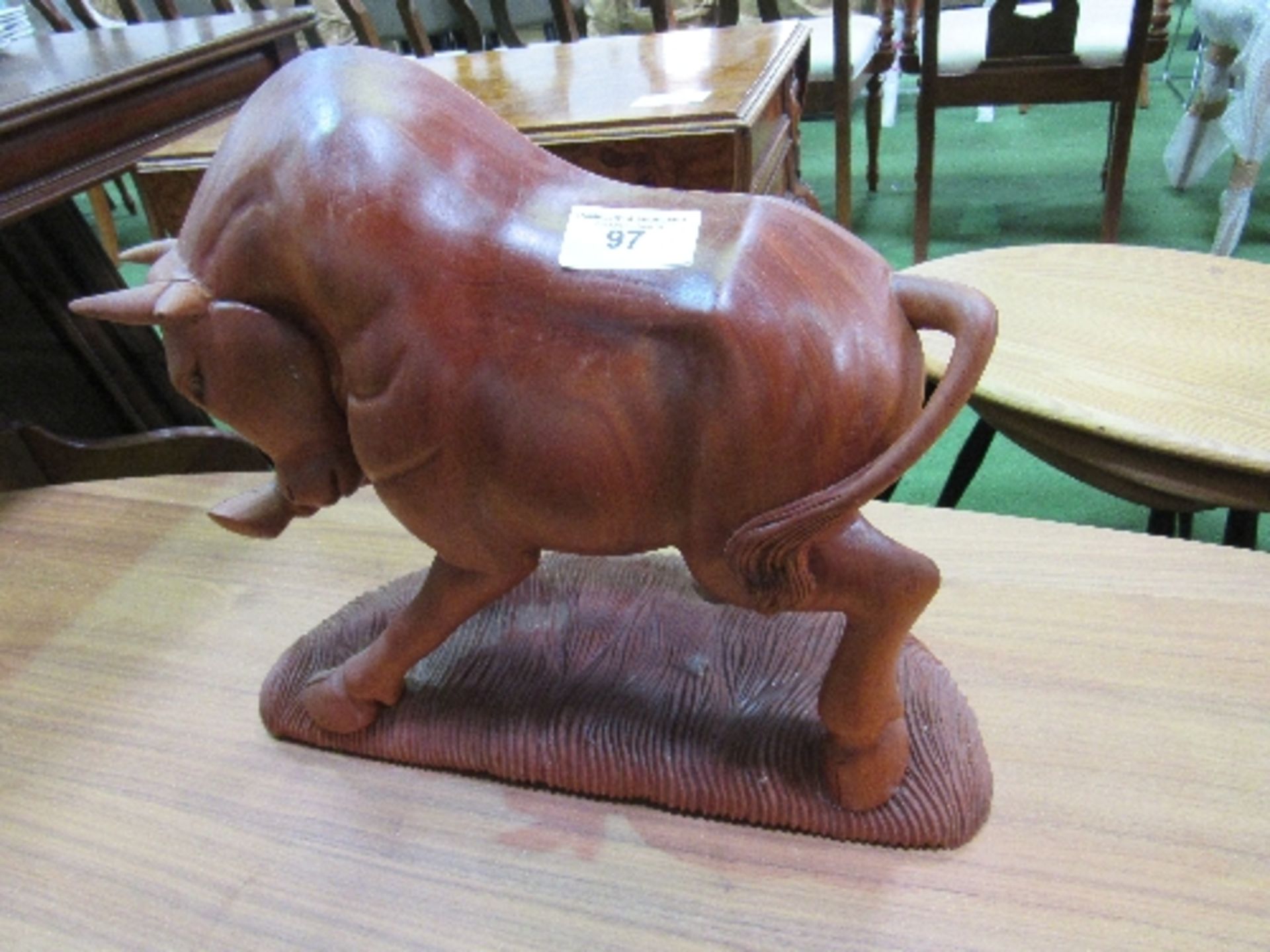 Large carved bull figurine - Image 2 of 2