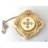 Victorian mourning brooch with safety chain, 9ct gold decorated with laurels of green gold & third